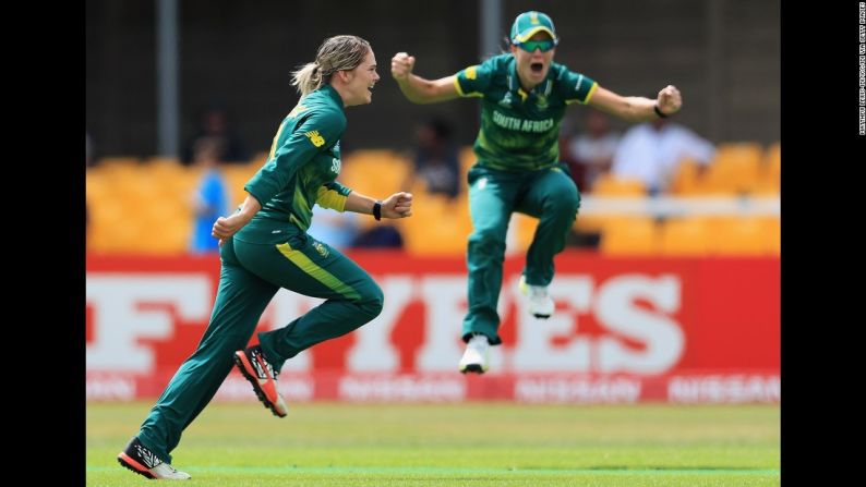 La jugadora de cricket sudafricana Dane van Niekerk, a la izquierda, celebra la victoria en la Copa Mundial Femenina sobre India el sábado 8 de julio.