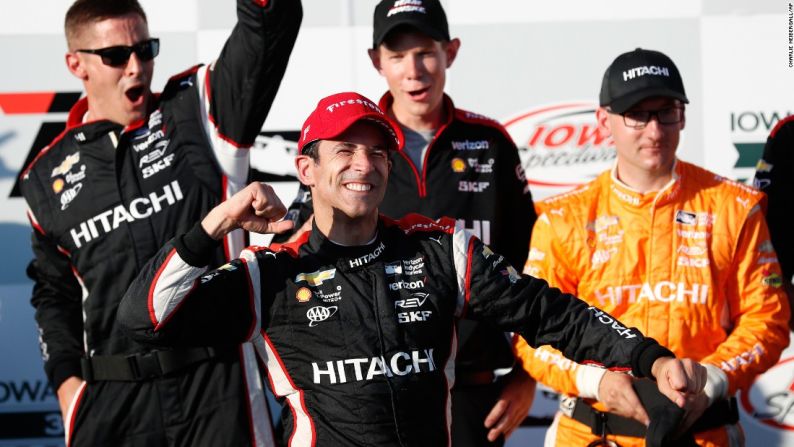 Helio Castroneves celebra tras ganar la carrera de IndyCar en el Iowa Speedway el domingo 9 de julio.