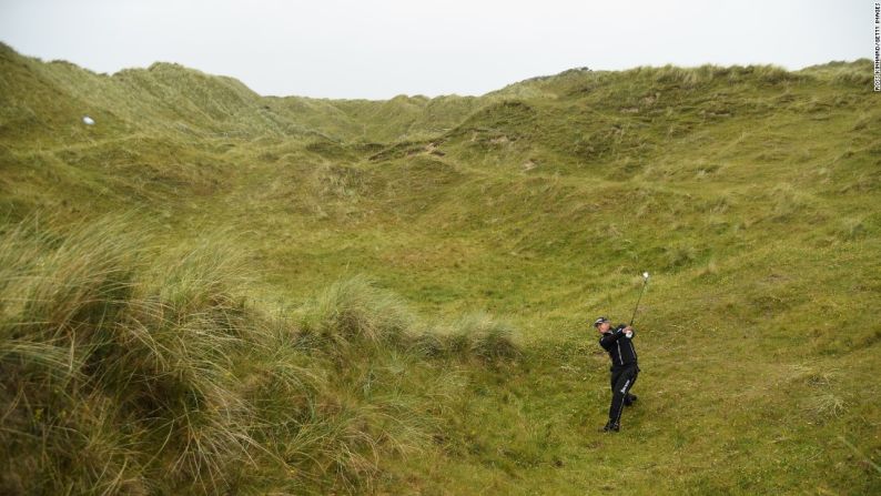 Hideki Matsuyama hace su segundo tiro en un par 5 durante la segunda ronda del Irish Open, que tuvo lugar en Londonderry, Irlanda del Norte, el viernes 7 de julio.