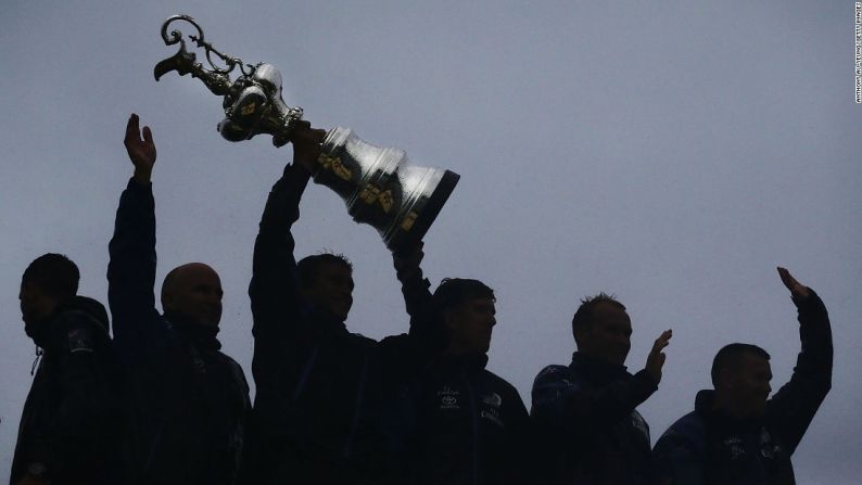 Los miembros de Emirates Team New Zealand levantan la Copa América de vela durante su desfile de victoria en Auckland, Nueva Zelanda, el jueves 6 de julio.