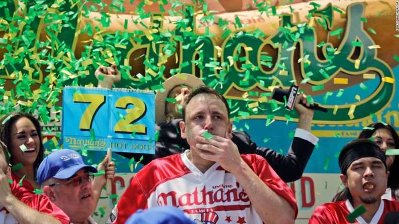 El comedor competitivo Joey Chestnut participa en el concurso Nathan's Hot Dog Eating, que se celebra cada 4 de julio en Nueva York. Comió un total 72 perros calientes en 10 minutos.