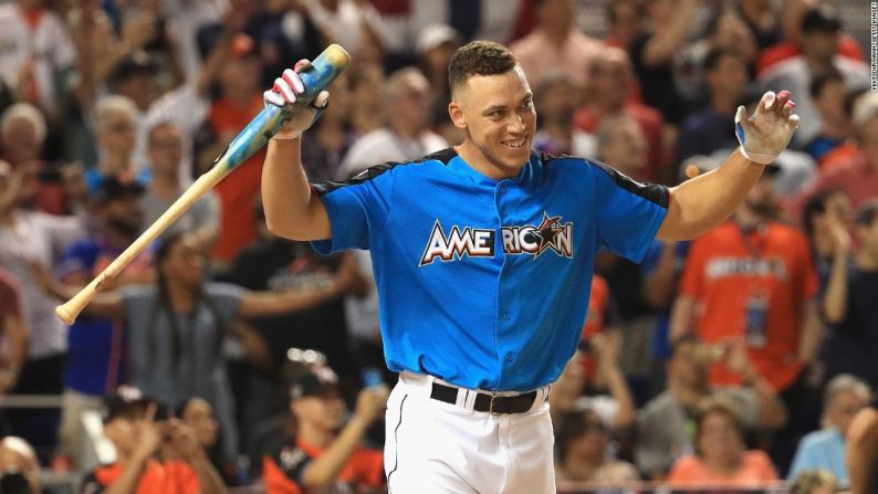 El jardinero de los Yankees de Nueva York, Aaron Judge, celebra después de ganar el Derby de jonroneros de las Grandes Ligas, que tuvo lugar el lunes 10 de julio en Miami.