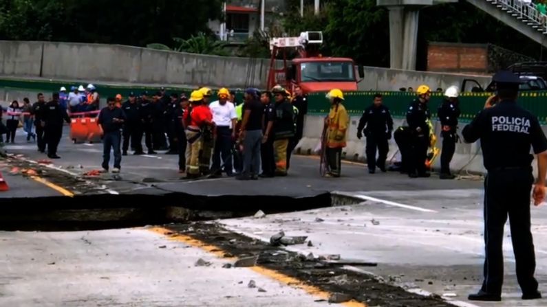 En julio de 2017, se formó un socavón en una autopista recién inaugurada en Cuernavaca, México.