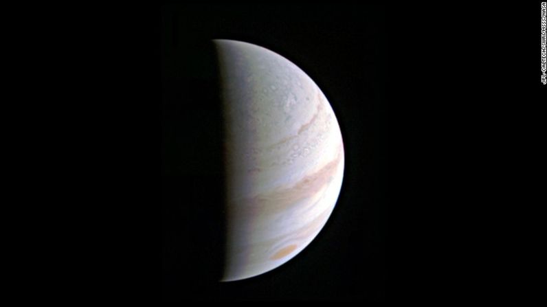 Mientras se aproximaba a Júpiter, Juno tomó esta fotografía del planeta gigante que muestra la región polar norte.