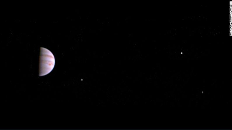 Esta fue la primera foto de Júpiter que envió Juno. También se ven tres de las cuatro grandes lunas del planeta.