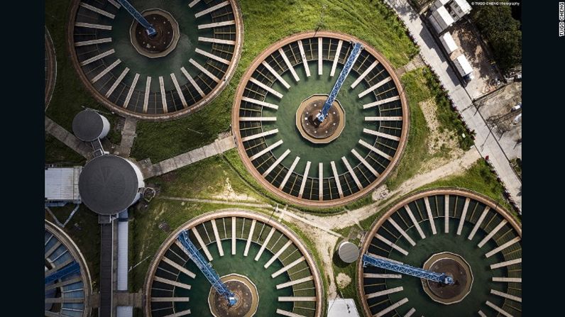 Desde arriba, la foto de otra planta de tratamiento de aguas residuales da la impresión de estar viendo las ruedas de un transbordador.