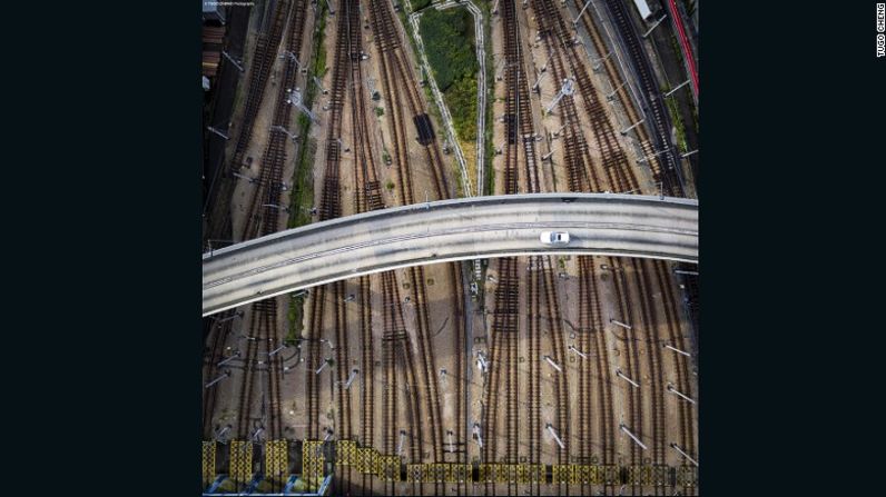 "Intersección" es el título de esta foto. Capta la intersección de varias líneas de tren y una gran autopista y muestra bien el sofisticado desarrollo de la infraestructura que ha ayudado al rápido crecimiento de Hong Kong.