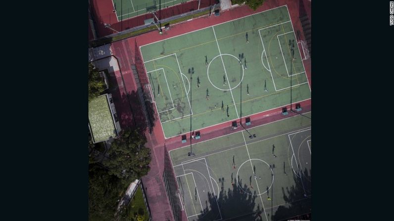 Esta imagen se llama "Futbolistas". Capta a algunos deportistas en una cancha de Shatin, en los llamados Nuevos Territorios de Hong Kong.