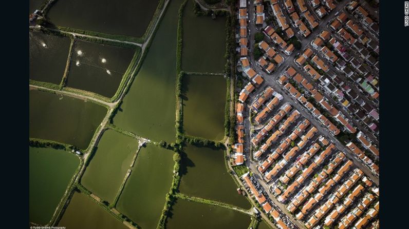 Esta imagen se llama "Six Feet Above" ("Seis pies arriba") y captura muy bien el límite entre las zonas urbanas densamente pobladas y el área rural de la ciudad.