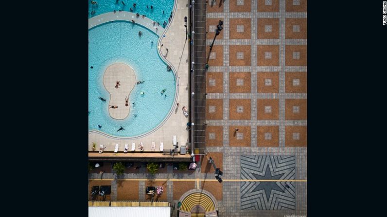 Esta fotografía se llama "Zona junto a la piscina". Con sus fotos aéreas, el arquitecto y fotógrafo Tugo Cheng quiere transformar la forma en que vemos a Hong Kong.