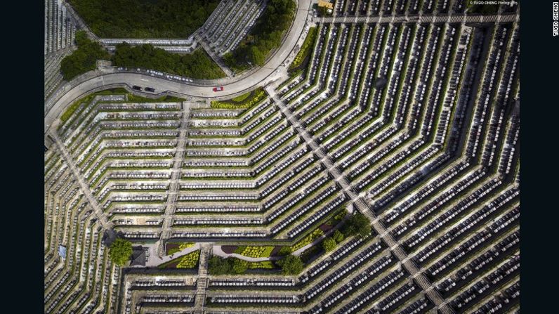 Esta fotografía se llama "Six feet under" ("Seis pies bajo tierra"). En la imagen se ve un carro rojo en un cementerio, lo que añade un colorido sentido de la escala a la foto aérea.