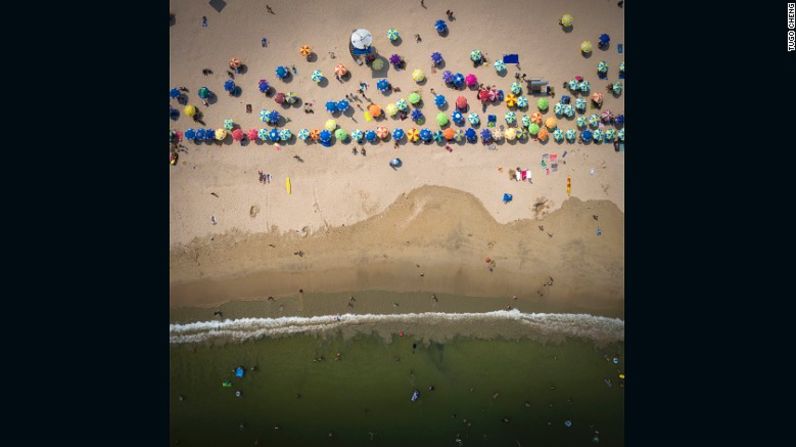 Esta foto se llama "Ola de calor". Pertenece a la serie City Patterns (Patrones de la ciudad) del arquitecto y fotógrafo Tugo Cheng, con la que busca revelar los secretos y “geometrías escondidas” de Hong Kong desde el aire. Las playas del sur de Hong Kong son un destino popular de fin de semana tanto para residentes como para turistas. Recorre la galería para ver otras imágenes de la serie.