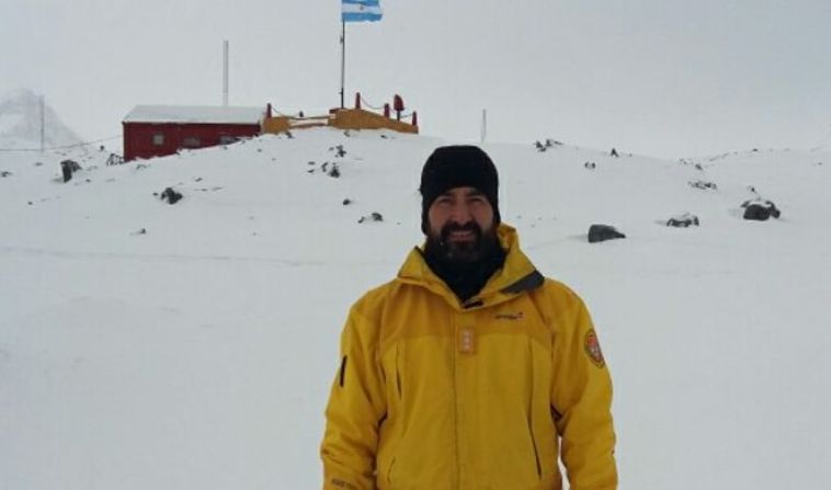 Eric Dorado, jefe de base en la Antártida, fuera del alojamiento general donde residen 18 hombres en el último lugar donde se registra tierra firme. El resto, hielo.