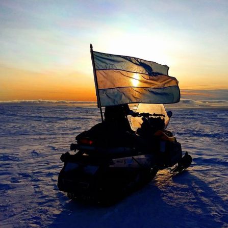 Una bandera argentina en la base más austral del país.