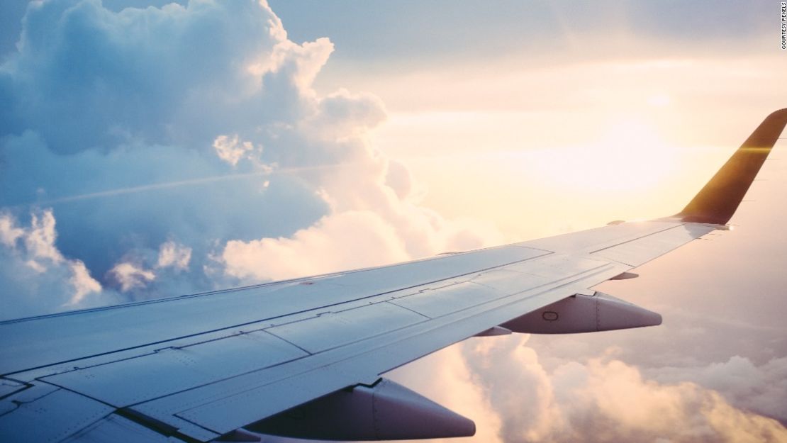 Olvídate de dormir en el avión, dormir en un hotel de paso es el camino a seguir.