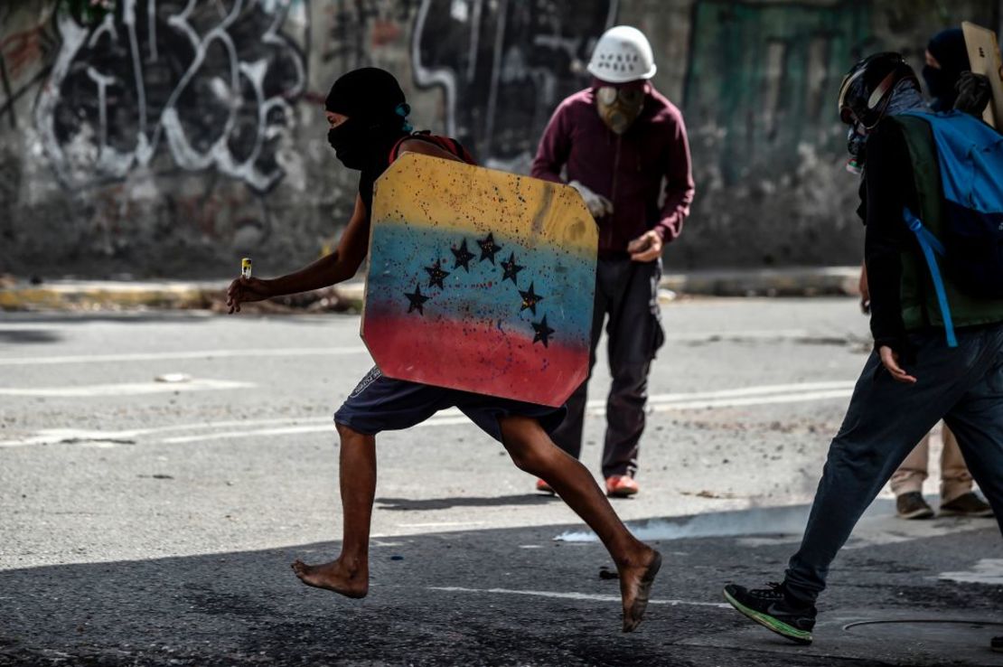 Protestas de la oposición contra el presidente Nicolás Maduro en una manifestación en Caracas donde hubo enfrentamientos con la policía el 6 de julio de 2017.