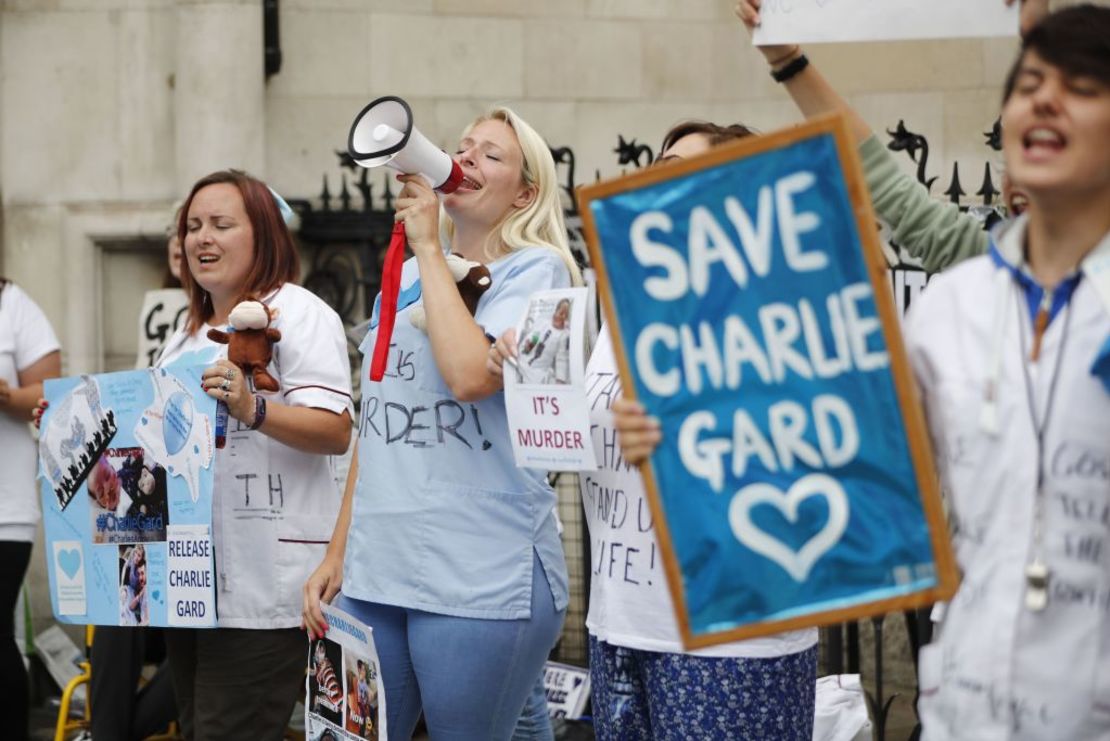 Un grupo de personas se reúne a las afueras de la Corte Suprema en apoyo a la continuidad del soporte vital del bebé Charlie Gard.