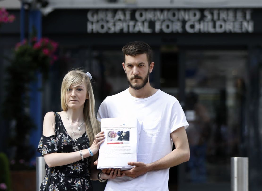 Connie Yates (i) y Chris Gard, padres del bebé Charlie Gard.