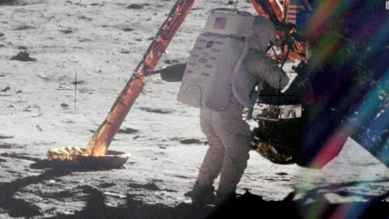 Las predicciones de Verne de un viaje a la Luna se hicieron realidad en 1969, cuando la misión Apolo 11 se lanzó desde Cabo Kennedy. Buzz Aldrin y Neil Armstrong dieron "un pequeño paso para un hombre, un gran salto para la humanidad" y se convirtieron en los primeros hombres en la Luna. NASA / Getty Images.