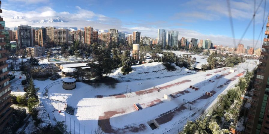 La nieve provocó algunos apagones y problemas de tráfico, especialmente en el este de la ciudad, más próxima a la Cordillera de los Andes (CNN Español).