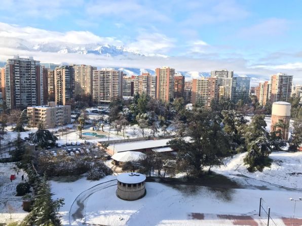 El frente frío que afecta a la zona centro sur de la capital chilena hizo que en distintas partes de Santiago se registrara caída de nieve (CNN Español).