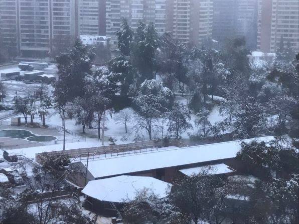 Desde Providencia, Ñuñoa, La Florida, Puente Alto, hasta Santiago Centro, Independencia, nevó, mientras que en la zona norte como en Quilicura usuarios reportaron caída de agua nieve (CNN Español).