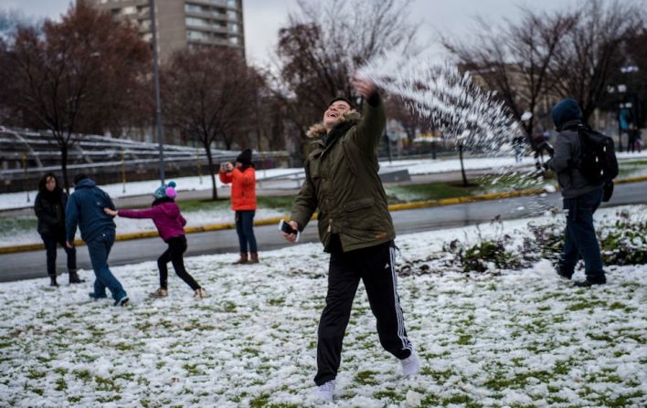 La nieve sorprendió a los habitantes de la capital chilena este sábado.