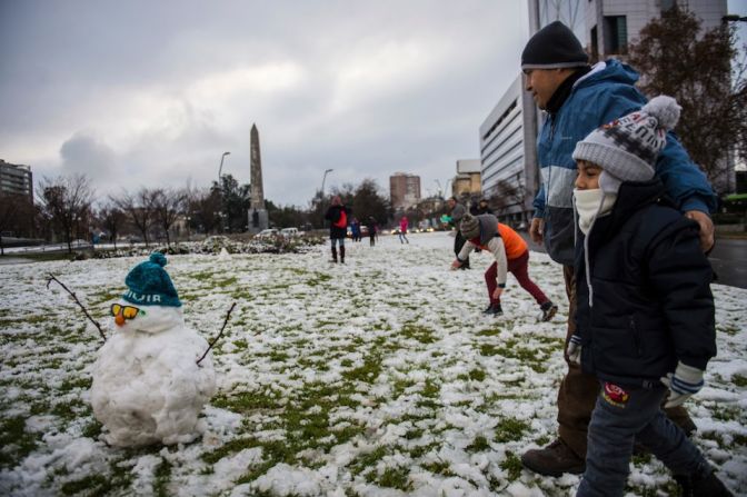 Los más pequeños fueron los que más disfrutaron con esta sorprendente nevada (CNN Español).