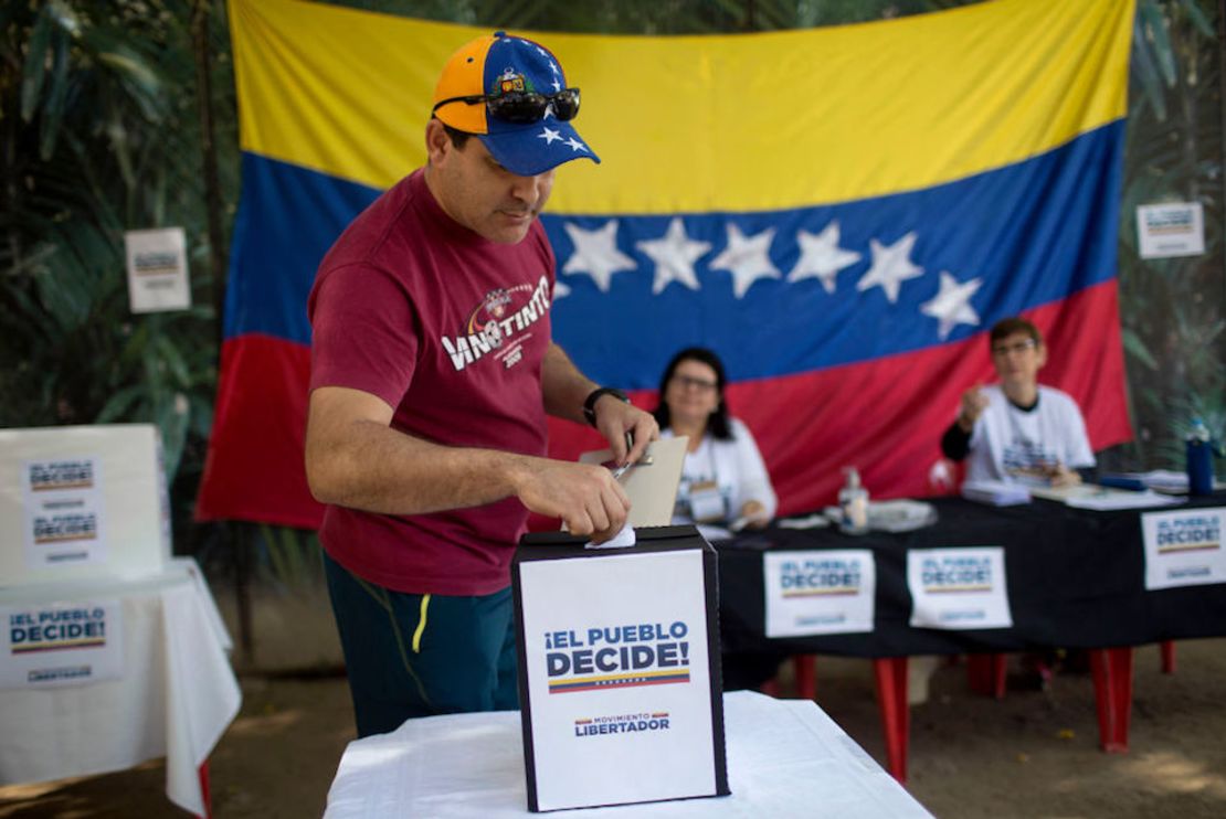 Venezolanos en Río de Janeiro, Brasil, votan en la consulta popular.