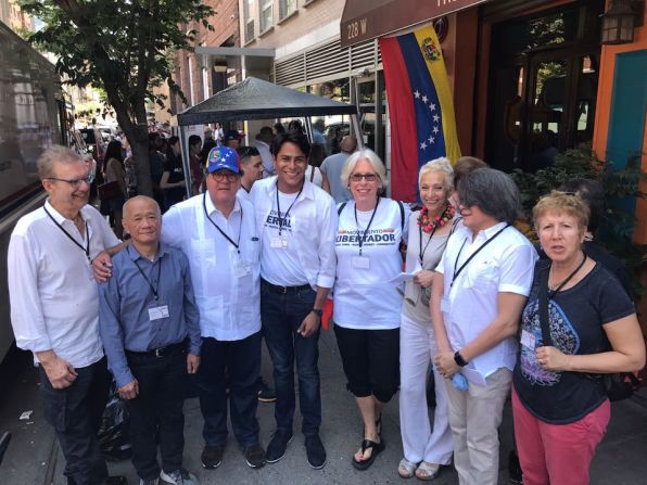 Observadores de la consulta popular en el punto soberano de Chelsea, en Nueva York, Estados Unidos.