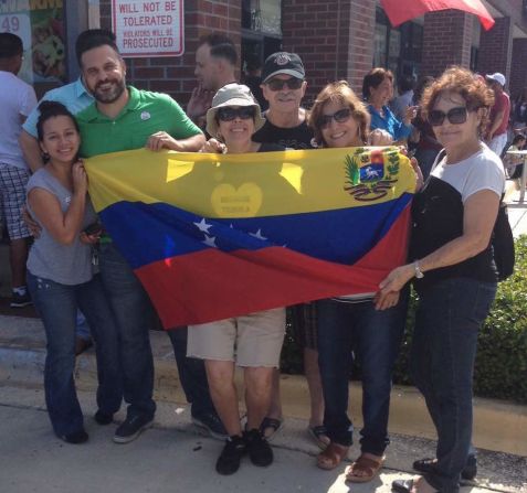 Venezolanos participando en la consulta popular en Tampa, Florida, Estados Unidos.