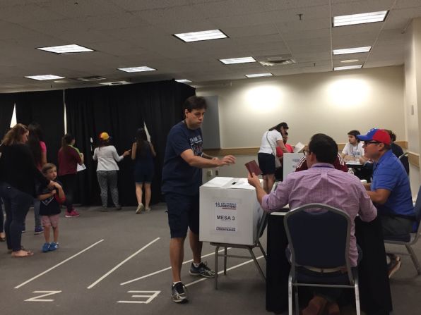 Venezolanos votando en el Marvin Center de la Universidad George Washington, en Washington, Estados Unidos.