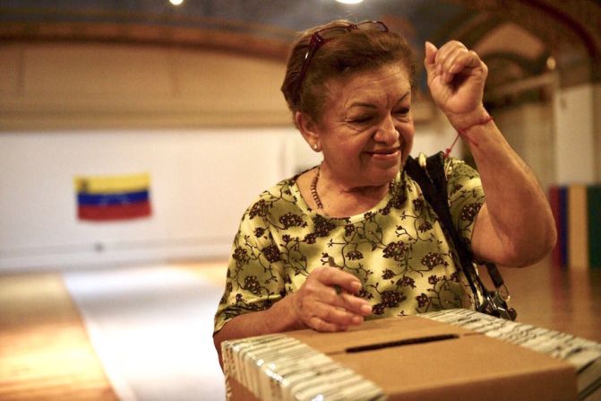 Una venezolana participa en la consulta popular en el centro de votación del Upper West Side de Nueva York. En el mundo hay dispuestos 667 puntos soberanos en 602 ciudades de 100 países, según la Asamblea Nacional.