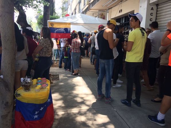 Venezolanos en uno de los seis puntos soberanos para la consulta popular instalados en la Ciudad de México. En todo el país fueron 33.