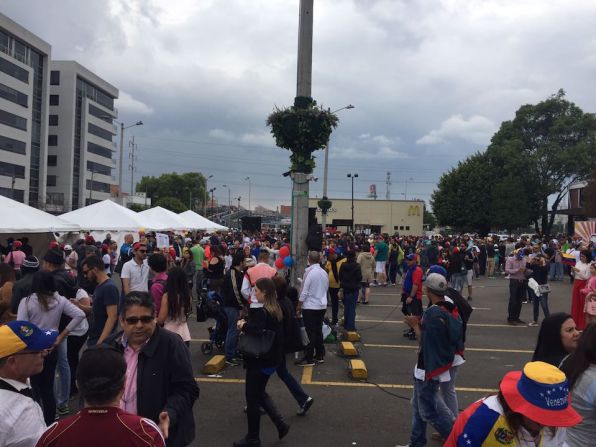 Punto de votación de la consulta popular venezolana en Bogotá, Colombia.