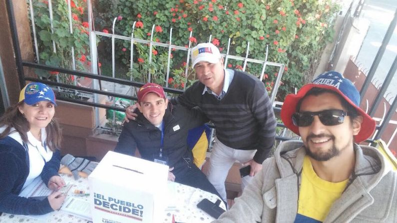 Votación de venezolanos en Bolivia.