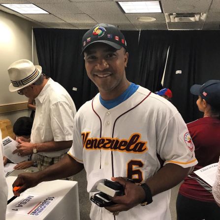 El exbeisbolista profesional Melvin Mora en el centro de votación en Washington.