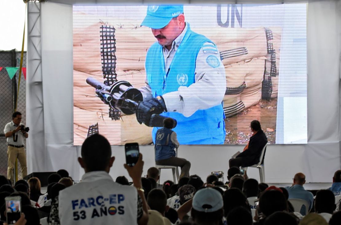 El alto representante de las Naciones Unidas y jefe de la Misión la ONU para Colombia, Jean Arnault y el comandante de las FARC Pablo Catatumbo durante la ceremonia de la dejación de armas de las FARC en el municipio de Buenos Aires, Cauca, el 13 de junio de 2017.