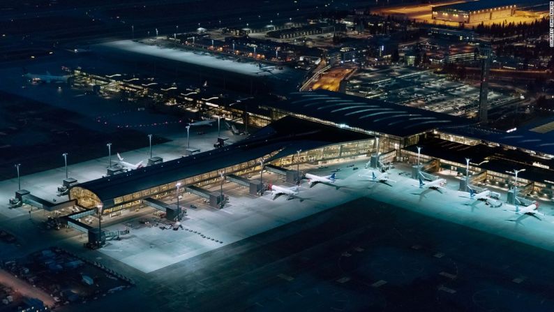 La nueva terminal del Aeropuerto de Oslo abrió al público en abril pasado y aumenta la capacidad del aeropuerto a 32 millones de pasajeros por año.