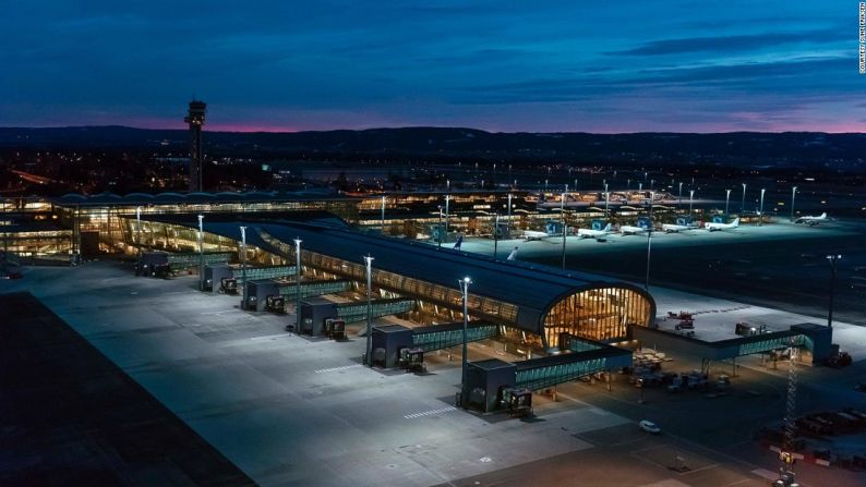 La nueva terminal del Aeropuerto de Oslo es la primera de su tipo en el mundo en recibir el sello de “Excelente” en la clasificación BREEAM, un esquema de certificación que evalúa la sostenibilidad de los edificios y las obras civiles en el mundo.