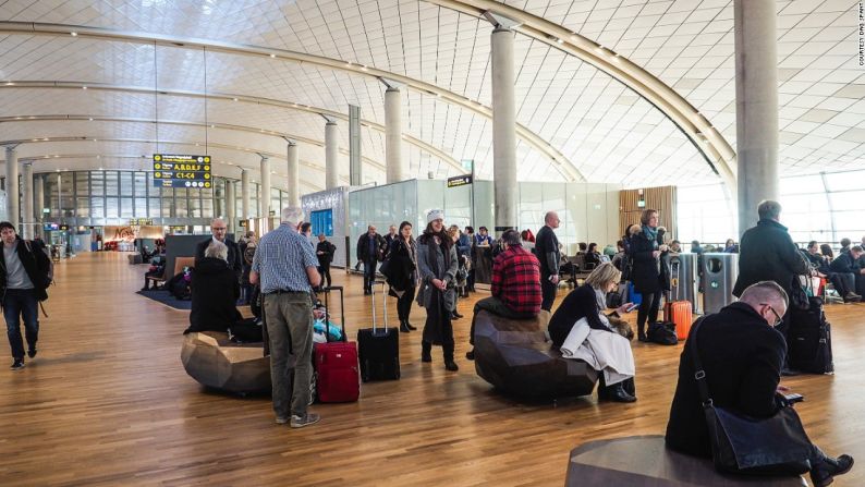 “Además de ser un material de alta eficiencia energética, la madera le da a la terminal una identidad muy nórdica. Después de una era en la que la mayoría de los aeropuertos se parecen, es momento de destacar esos elementos que pueden darles a los viajeros un sentido de que están en un sitio específico, con su propia identidad local”, dice Bjørn Olav Susæg, de Nordic.