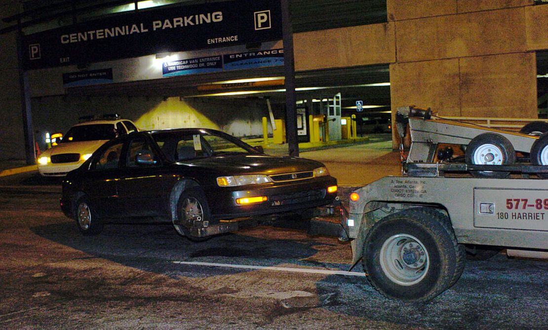 Foto de archivo. En esta foto se ve un Honda Accord modelo 1997 siendo movido del Centennial Parking del CNN Center en marzo de 2005.