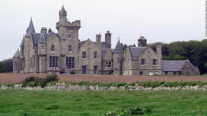 Castillo Balfour, Shapinsay, Islas Orcadas, Escocia — Bautizado como el hotel castillo más septentrional del mundo, el castillo de Balfour es el refugio perfecto para cortejar a tu amante. El fuego de la leña crepita, las cabezas de los ciervos adornan las paredes, las antigüedades victorianas abundan y en la biblioteca los estantes falsos se convierten en pasajes secretos. Este hotel también un espacio ideal para casarte, pues tiene una pequeña capilla que alberga a 20 personas.