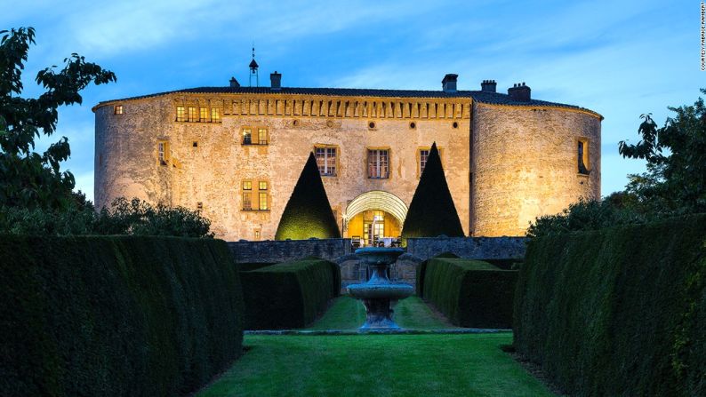 Château de Bagnols, Francia — El Château de Bagnols tiene todo lo que un castillo debe tener: un foso, un puente levadizo y torres con agujeros de flecha cruciforme. Pero también es un romántico hotel de cinco estrellas. Las habitaciones son exquisitas, todas están decoradas individualmente, llenas con una gran variedad de antigüedades y obras de arte.