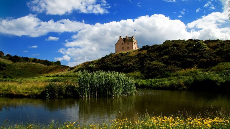 Torre Fenton, North Berwick, Escocia — La Torre Fenton es una magnífica torre fortificada del siglo XVI que alguna vez fue el refugio del rey James VI de Escocia en su fuga del ejército rebelde. Ahora se ha convertido en un lujoso hotel para 12 huéspedes. Con su dedicado personal, ofrece un servicio y cocina excepcional en un ambiente aislado y seguro… después de todo, te alojarás en una torre fortificada con paredes de dos metros de espesor.