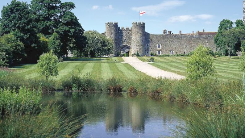 Castillo Amberley, Sussex Occidental, Inglaterra — Este castillo puede estar lleno de historia, pero no tiene nada de anticuado cuando se trata de calidad en el alojamiento se trata. Tiene 19 lujosas habitaciones, muchas de ellas con camas con dosel y todas con bañera de hidromasaje, para que tengas una estadía como si fueras de la realeza.