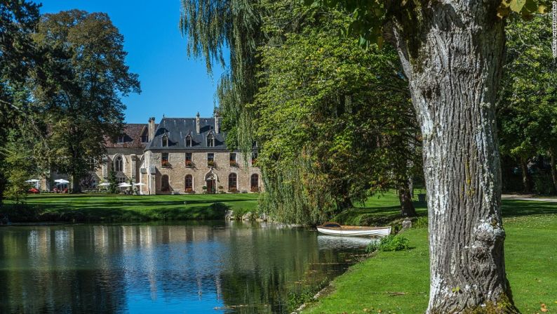 Abbaye de la Bussière, Burgundy, Francia — Basta de monjes. Aquí solo hay espacio para el lujo y mucho amor. Aunque los monjes pudieron haberse ido hace mucho tiempo, este castillo de once habitaciones aún respira un aire de tranquilidad. El interior de este antiguo monasterio incluye espectaculares techos abovedados, vitrales de seis metros de altura, balaustradas de piedra y una romántica escalinata.