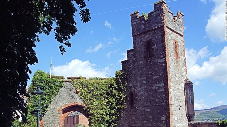 Castillo Ruthin, Gales — Puedes vivir las fantasías del rey Arturo en el castillo de Ruthin, situado en el parque y los bosques extensos de Gales. Este castillo en Denbighshire tiene una sangrienta historia y viene con todo y su mazmorra, el pozo de azotes y la piscina de ahogamiento. Pero ahora es un destino romántico que celebra banquetes medievales donde puedes festejar como Enrique VIII, que alguna vez llamó suyo a este castillo.