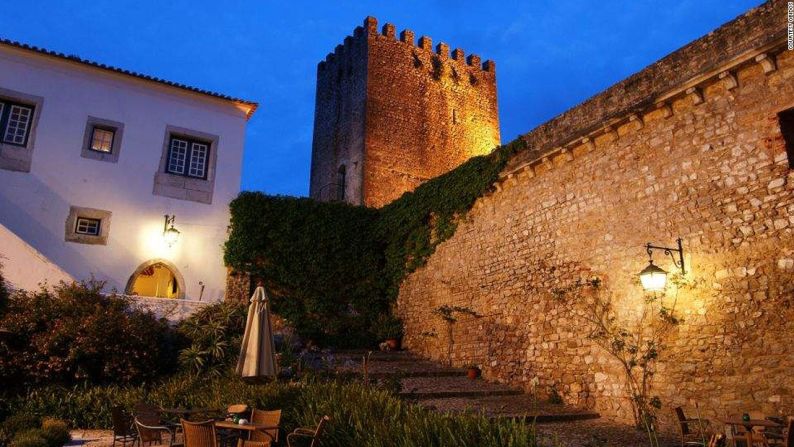 Pousada de Óbidos, Portugal — Dentro de las murallas de la ciudad de Óbidos se encuentra la Pousada di Óbidos, que fue convertida en uno de los hoteles más finos del país. Con solo nueve habitaciones, este hotel es encantador e íntimo, aunque puede ser muy difícil hacer una reservación, particularmente en los meses de verano.