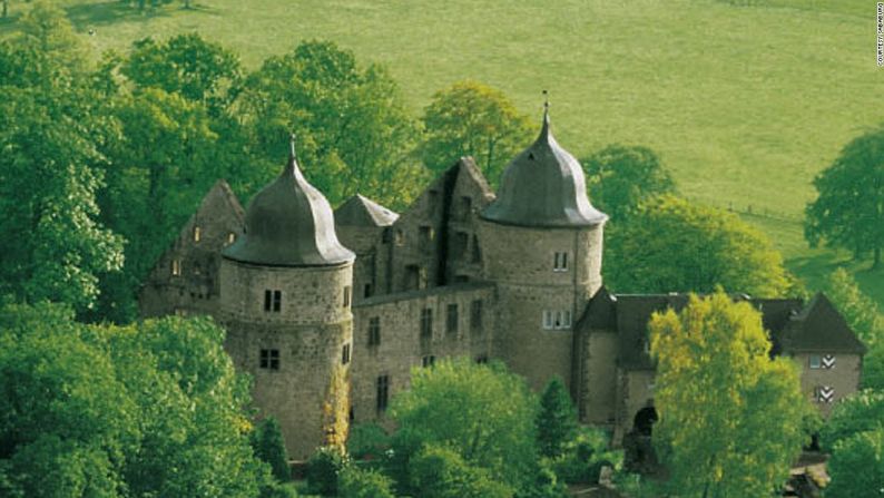 Dornröschenschloss Sababurg, Alemania — Es un cuento de hadas real. ¿Qué puede ser más romántico que un castillo que fue construido a partir de la leyenda de la Bella Durmiente, que se dice, duró aquí durante más de 100 años antes de que un beso del príncipe encantado la salvara? Este castillo de 650 años ubicado en el corazón del bosque Reinhardswald se ha convertido en un hotel-castillo de enseño rodeado de una alta muralla, que se dice fue el muro de espinas del cuento de hadas de los hermanos Grimm.